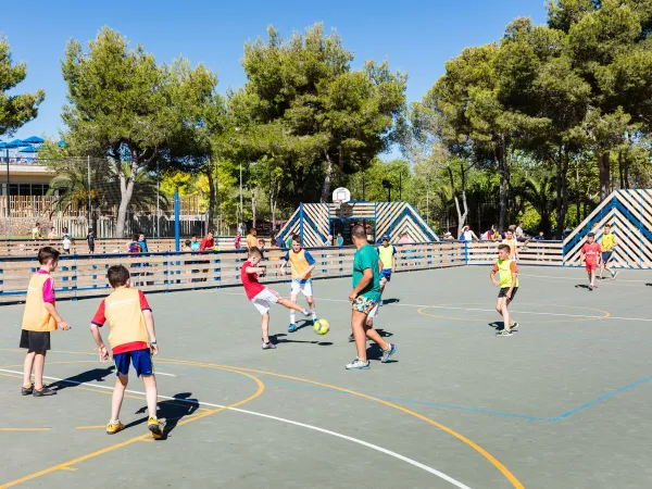 Giocare a calcio al campeggio Roan Vilanova Park.