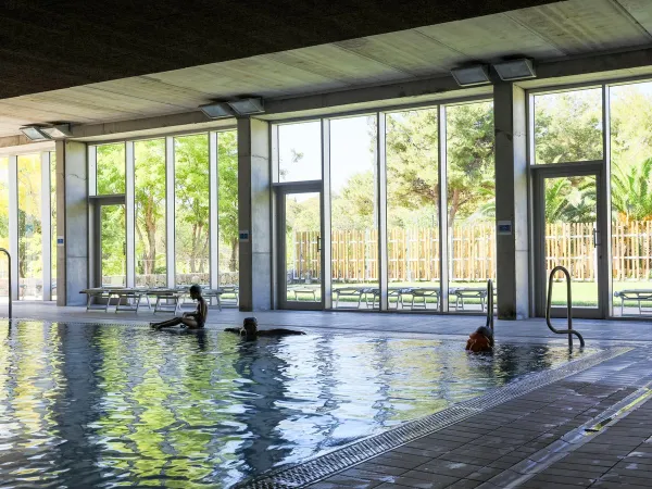 Piscina coperta al campeggio Roan Vilanova Park.