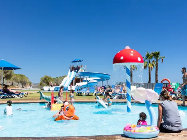 Piscina per bambini con attrezzature acquatiche al Roan camping Vilanova Park.