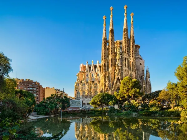 La basilica della Sagrada Familia vicino al parco Roan camping Vilanova.