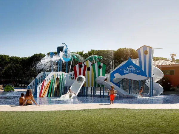 Parco giochi in piscina al Roan camping Bella Terra.