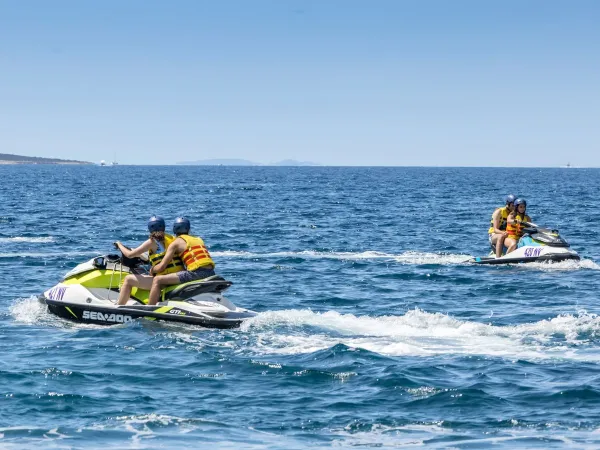 Persone su una moto d'acqua al Roan Camping El Pinar.