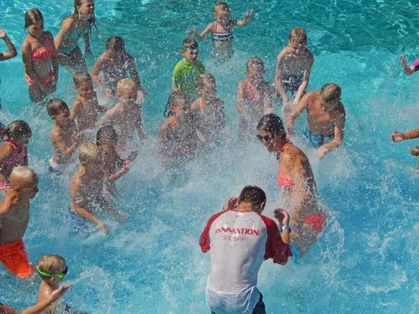 Animazione in piscina al Roan camping Pra'delle Torri.