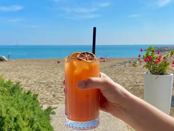 Cocktail in spiaggia al Roan camping Union Lido Mare.