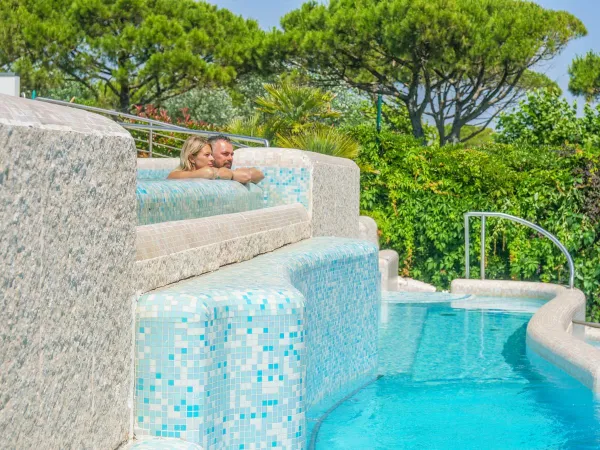 Vasca idromassaggio al campeggio Roan Union Lido Mare.