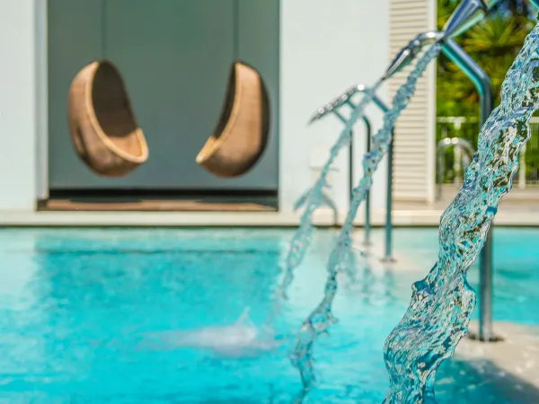 Sedie appese a bordo piscina al campeggio Roan Union Lido Mare.