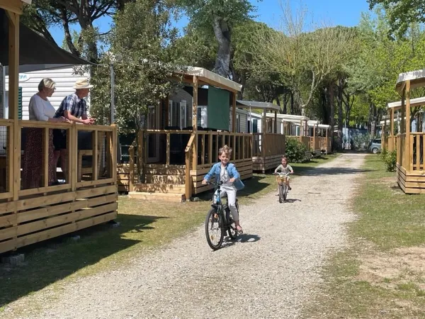 Bambini in bicicletta tra gli alloggi Roan .