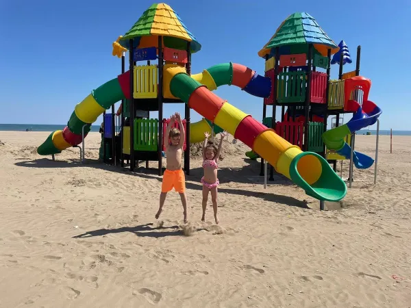 Parco giochi per bambini sulla spiaggia del campeggio Roan Marina Di Venezia.