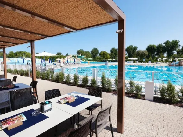 Terrazza accanto alla piscina del campeggio Roan Marina Di Venezia.