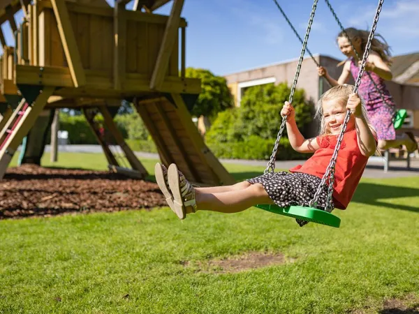 Bambini a dondolo al campeggio Roan Marvilla Parks Friese Meren.