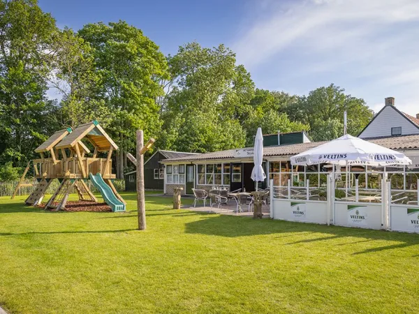 La terrazza con parco giochi del Roan camping Marvilla Parks Friese Meren.