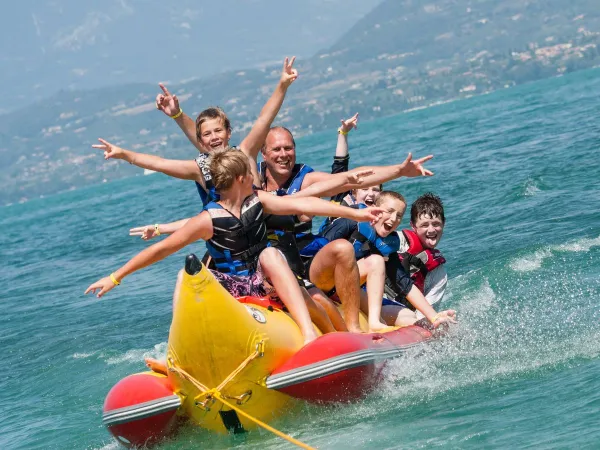 Divertimento in banana boat al Roan camping di Cisano San Vito.