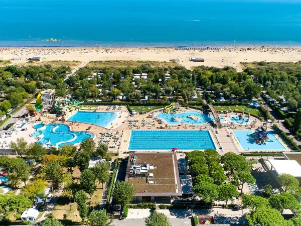 Ripresa con drone delle piscine del campeggio Roan Marina Di Venezia.