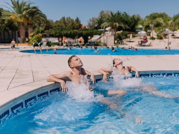 Vasca idromassaggio in piscina al Roan camping Tucan.