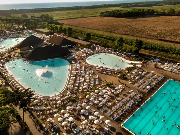 Panoramica del complesso di piscine del Roan camping Park Albatros.