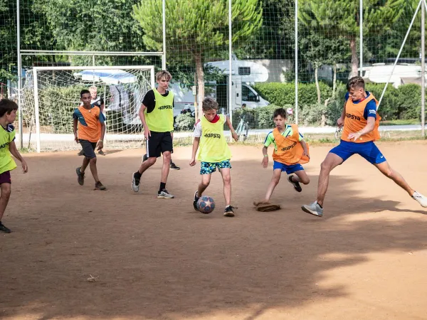 Bambini che giocano a calcio al Roan camping Park Albatros.