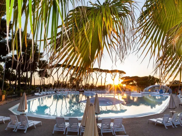 Il sole della sera sulla piscina del Roan camping hu Park Albatros village.