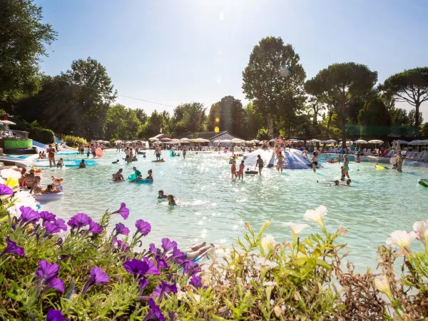 Piscina lagunare con fondo morbido al Roan camping Altomincio.