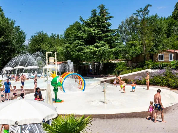 Laguna per bambini e spray park al campeggio Roan Altomincio.