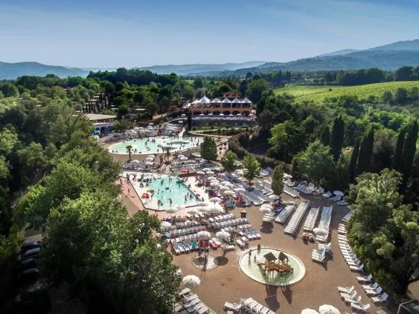 Panoramica piscina per bambini sopra al campeggio Roan hu Norcenni Girasole village.