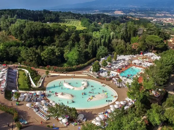 Panoramica della piscina Roan camping hu Norcenni Girasole village.