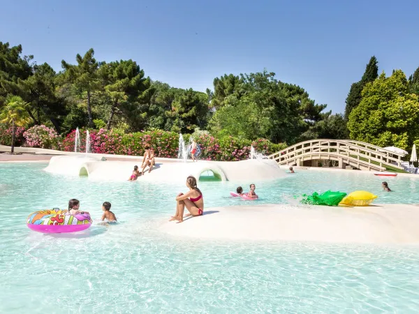 Piscina per bambini con superficie morbida e colline scorrevoli al Roan camping Norcenni Girasole.