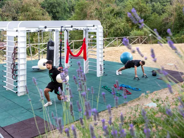 Fitness all'aperto presso il campeggio Roan hu Norcenni Girasole.
