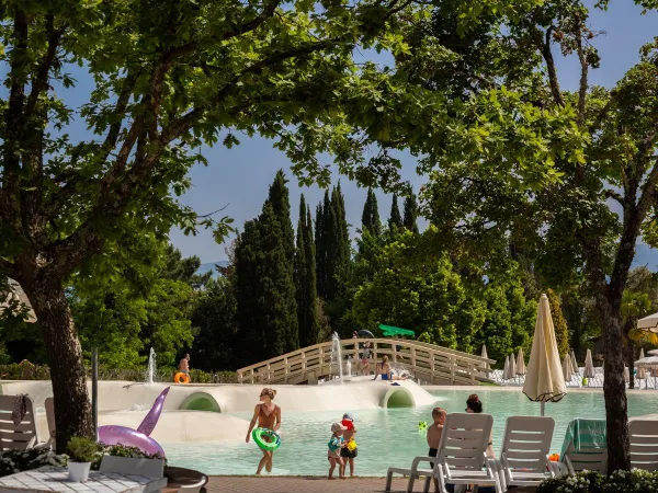 Piscina lagunare del campeggio Roan hu Norcenni Girasole village.