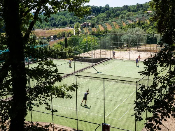 Campi da tennis presso il campeggio Roan hu Norcenni Girasole village.