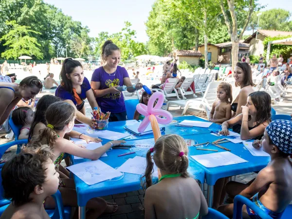 Attività di animazione per bambini al campeggio Roan hu I Pini village.