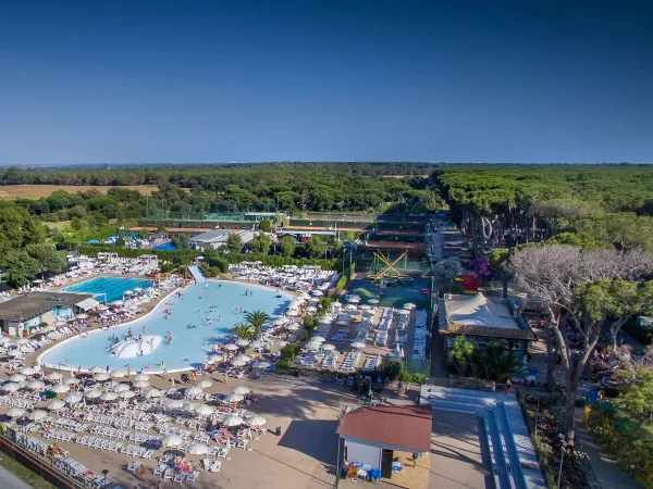Panoramica del divertimento acquatico al Roan camping hu Fabulous village.