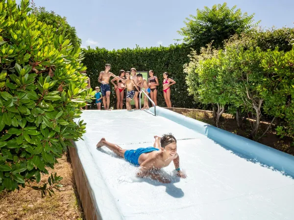 Ragazzo che scivola al villaggio Roan hu Fabulous village.