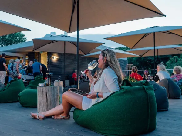 Sedie a sdraio sulla terrazza del Roan camping Mediterraneo.