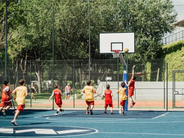 Campo da basket al campeggio Roan Mediterraneo.