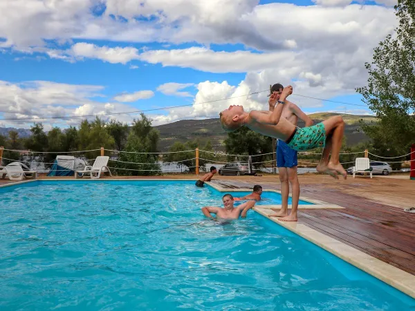 Giovani che giocano in piscina al campeggio Roan Karin.