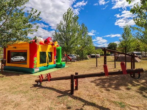 Parco giochi con attrezzature per l'intrattenimento al campeggio Roan Karin.