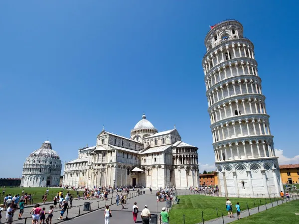 La torre di Pisa vicino al campeggio Roan hu Park Albatros village.