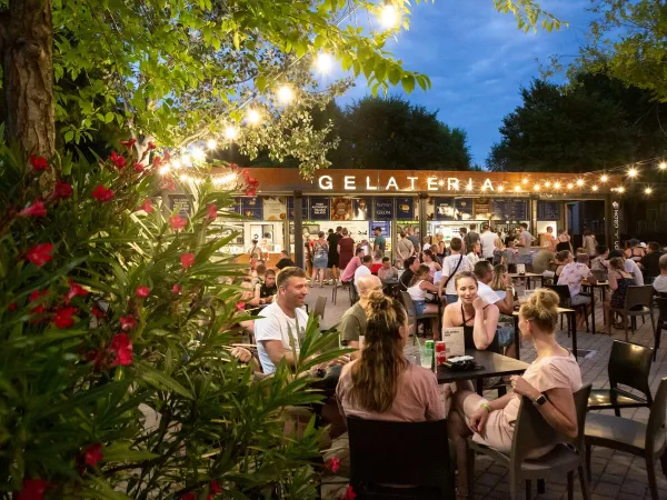 Gustare il gelato italiano alla gelateria del Roan camping hu Altomincio village.