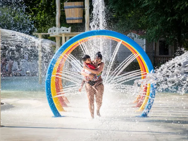 Divertimento acquatico presso il parco spruzzi del campeggio Roan hu Altomincio village.