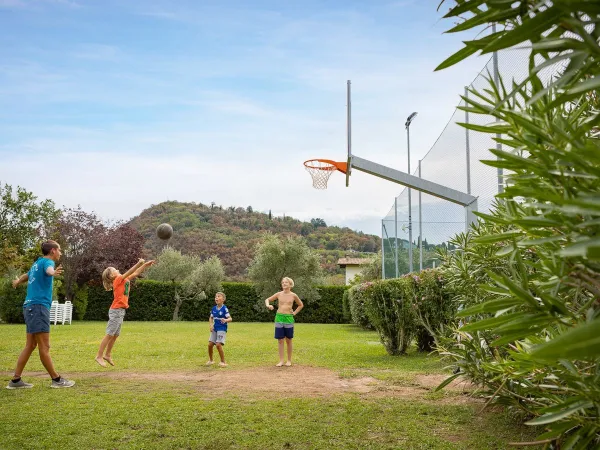 I bambini giocano a basket al campeggio Roan La Rocca Manerba.