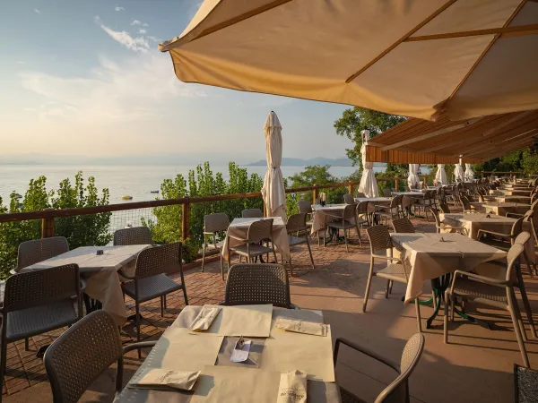 Terrazza con splendida vista sul mare al Roan camping Belvedere.