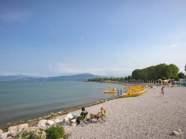 La spiaggia di ciottoli del Roan Camping Butterfly.