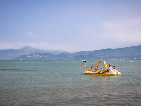 Pedalos sul lago di Garda presso il Roan Camping Butterfly.