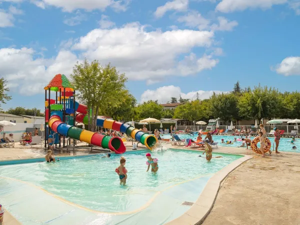 Bambini in piscina al Roan Camping Butterfly.