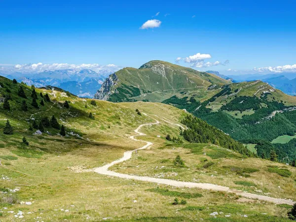 Vista mozzafiato sul Monte Baldo vicino al Roan Camping Butterfly.