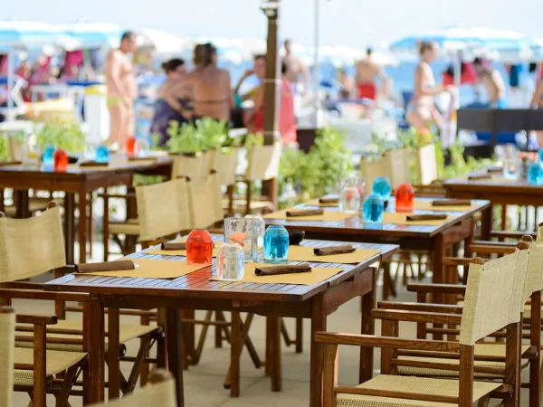 Terrazza dell'atmosfera al Roan camping Adriano Village.