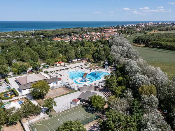 Ripresa con drone della piscina del campeggio Roan Adriano Village.