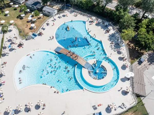 Ripresa con drone della piscina del campeggio Roan Adriano Village.