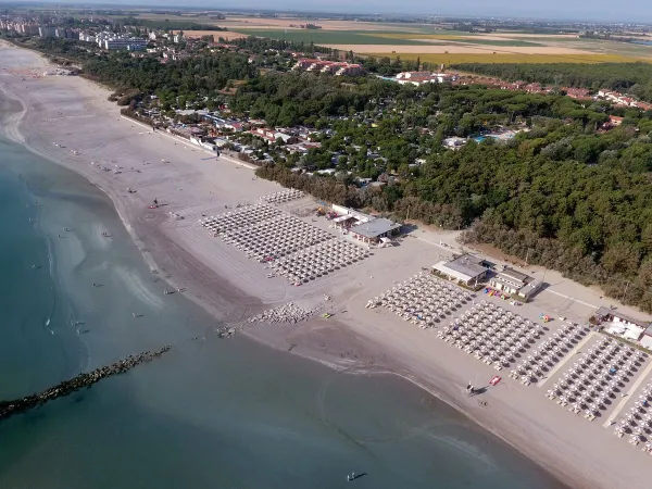 Ripresa con drone della spiaggia del campeggio Roan Adriano Village.