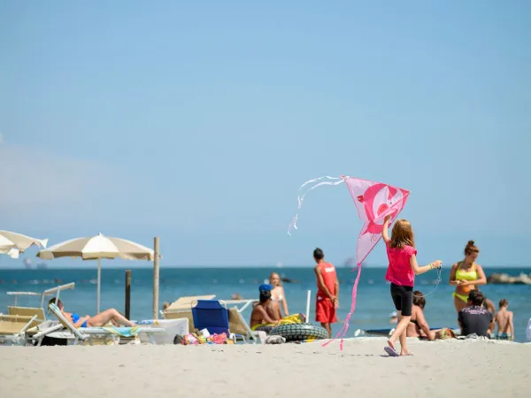 Scena di spiaggia al Roan camping Adriano Village.